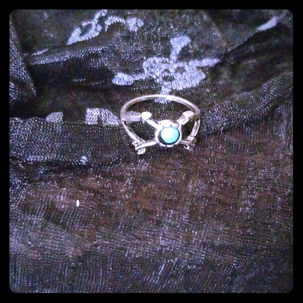 (Free with bundle) Cute silver arrow ring